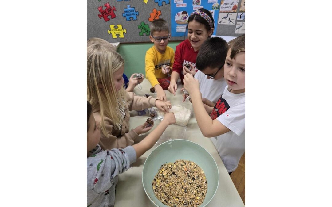 Eko skupina PŠ Antin izrađuje hranilice za ptice i brine o prirodi